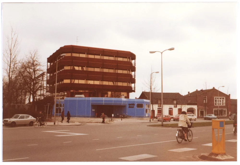 Sociale Dienst aan de Besterdring (Het blauwe gebouw). Links de Atelierstraat.