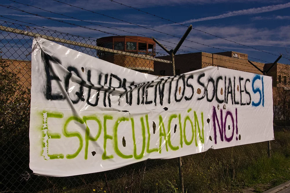 A protest sign at the former Carabanchel prison