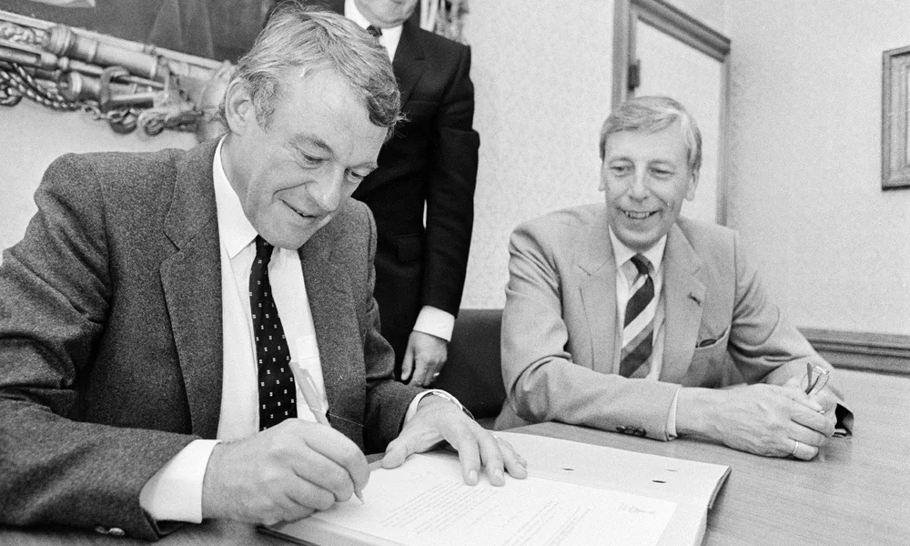 Hans van Mierlo tekent voor de overname van het ministerie van Defensie.