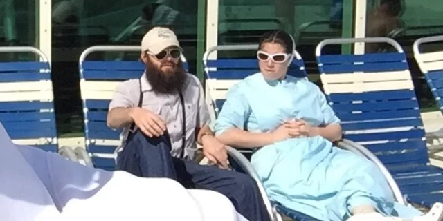 Deviating from the mainstream: Amish or Uber-Hipsters? 